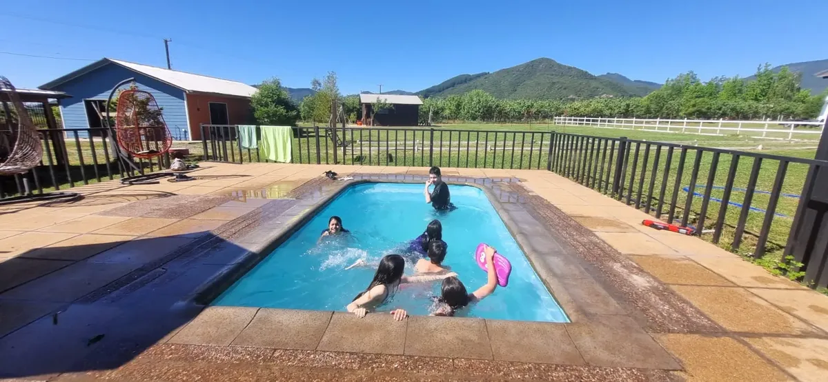 Piscina familiar de Cabañas Las Lomas de día