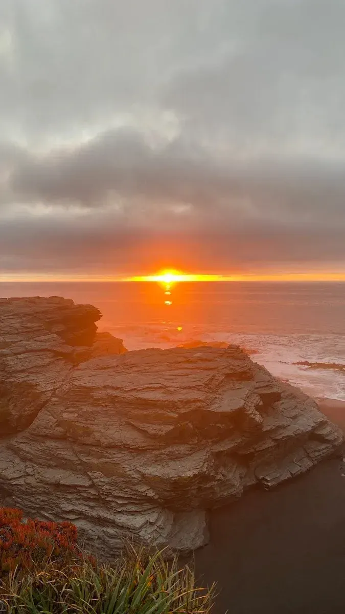 Atardecer sobre las rocas en la costa de Pellines