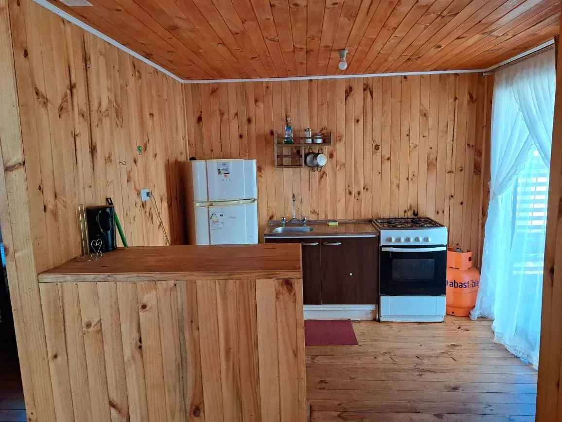 Cocina equipada de la cabaña con refrigerador y cocina a gas