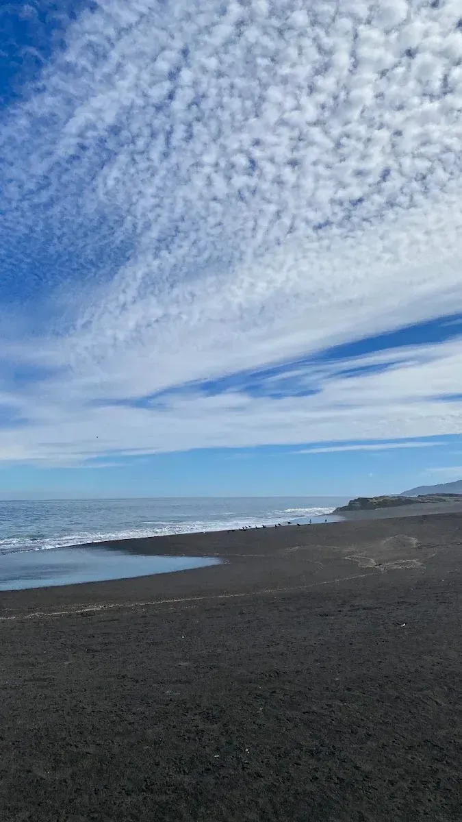 Playa de arena negra en Los Pellines, Constitución
