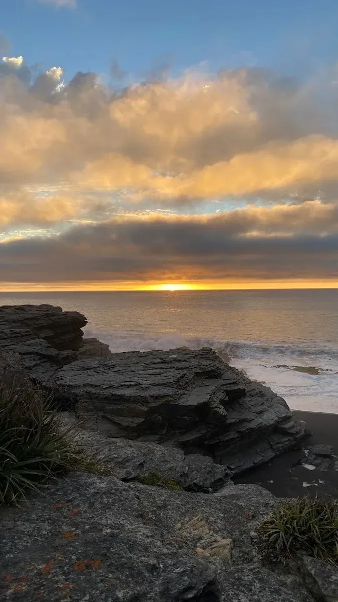 Rocas en la orilla del mar de Pellines al atardecer