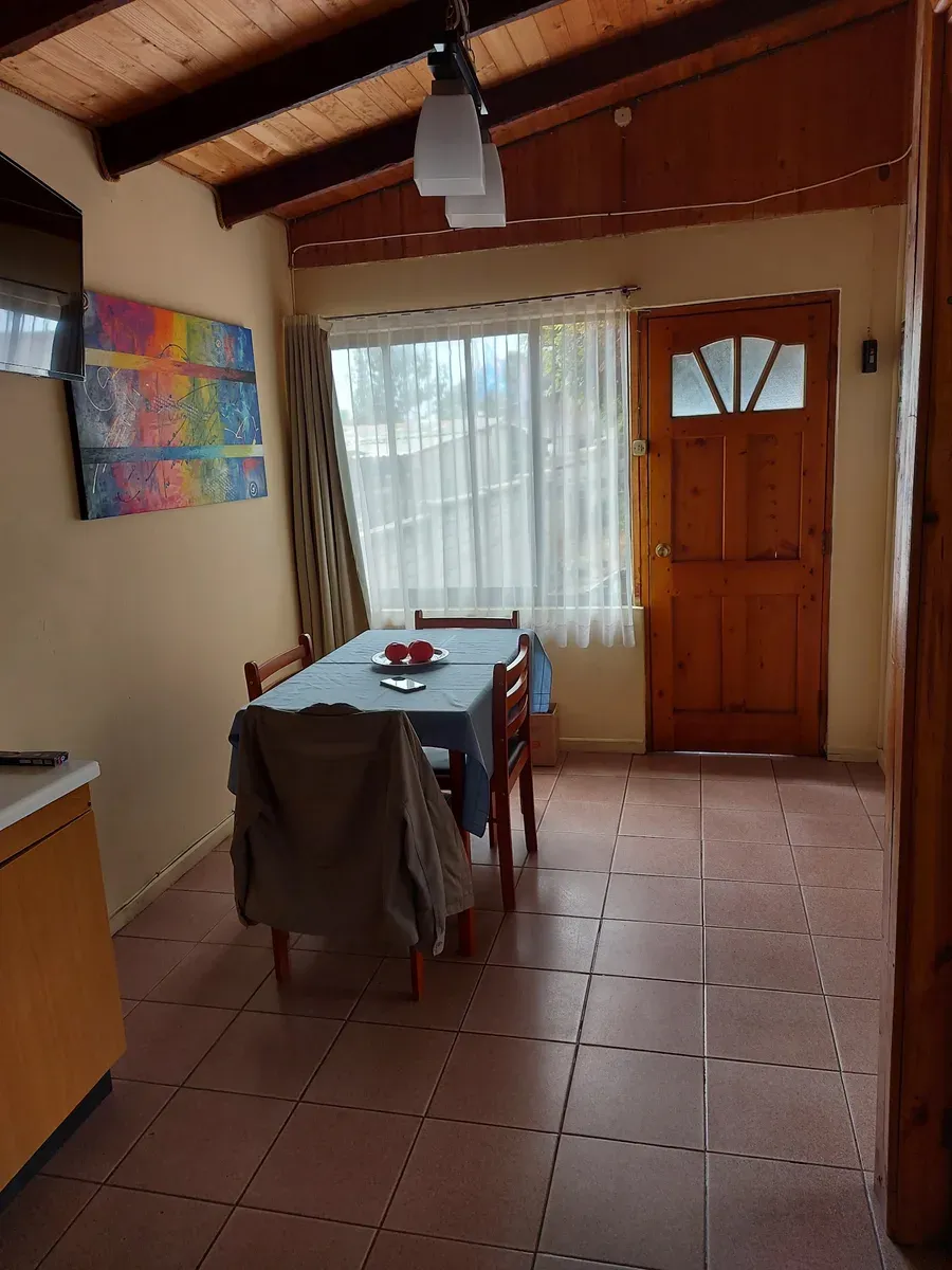 Comedor de la cabaña con mesa de madera