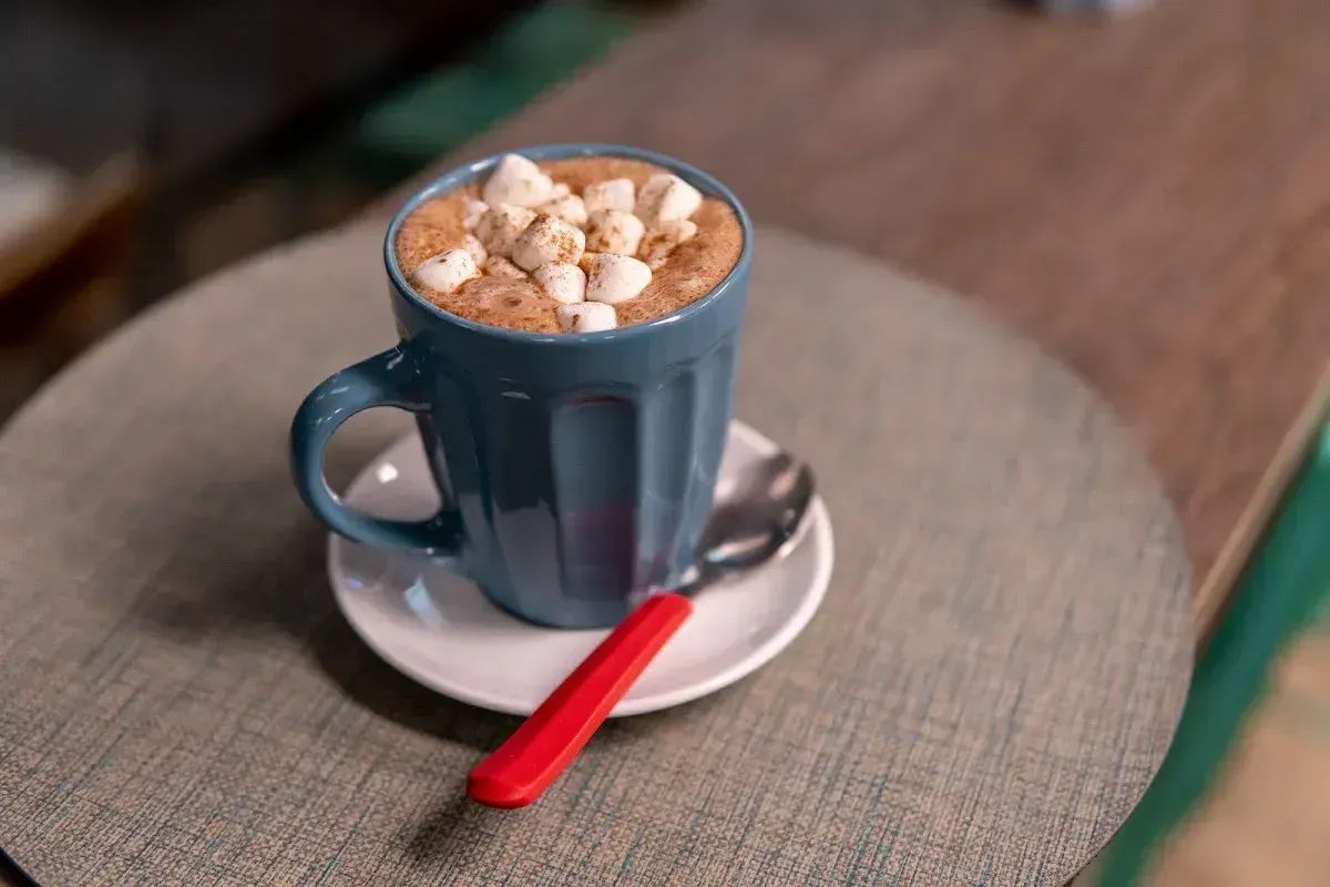Chococactu con malvaviscos y crema en taza azul