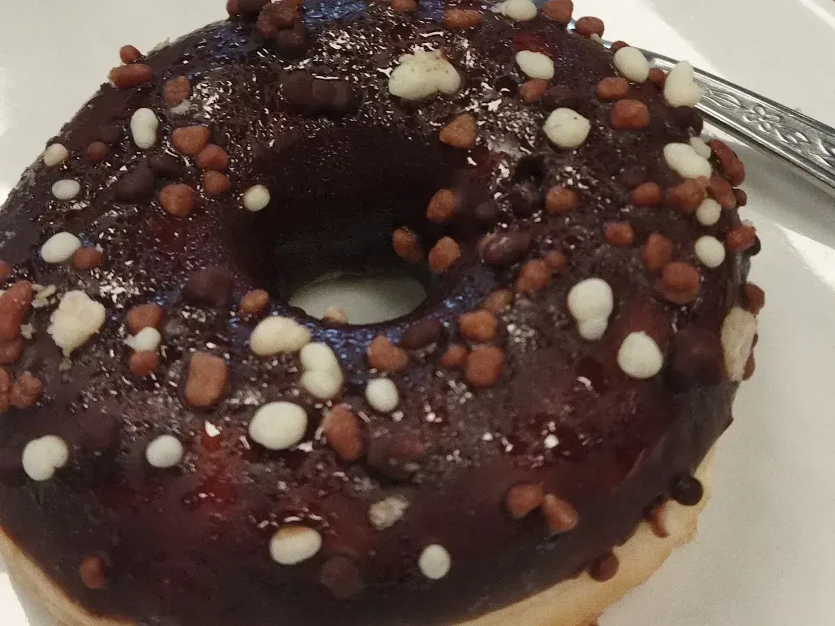 Donut de chocolate de la vitrina de Cactú