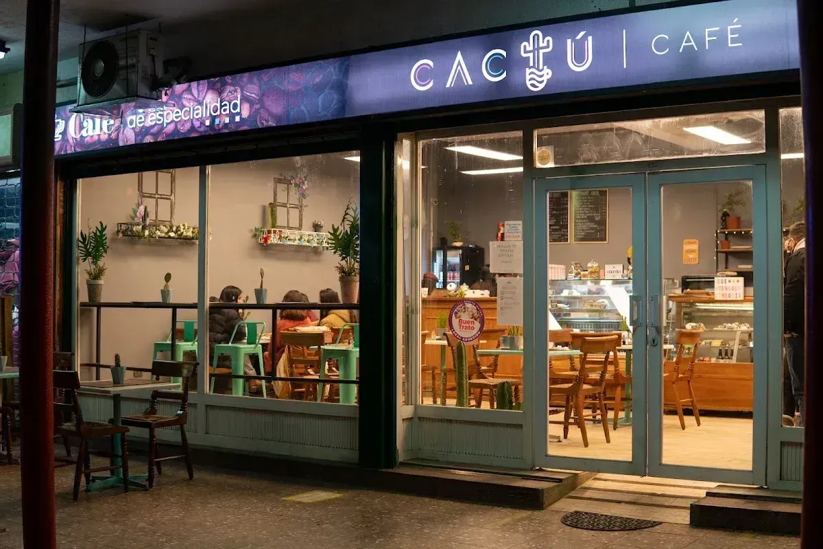 Fachada de Cactú Café en Av. Aníbal Pinto: marcos menta, mural de cactus y mesas de terraza
