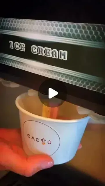 Helado soft sirviéndose en el pocillo con logo de Cactú