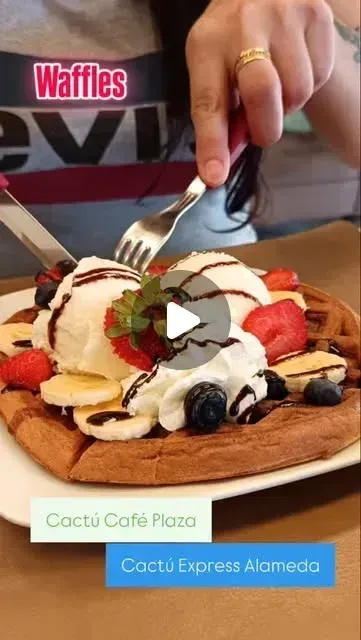 Waffle Cactú con helado, frutillas, blueberries y salsa de chocolate