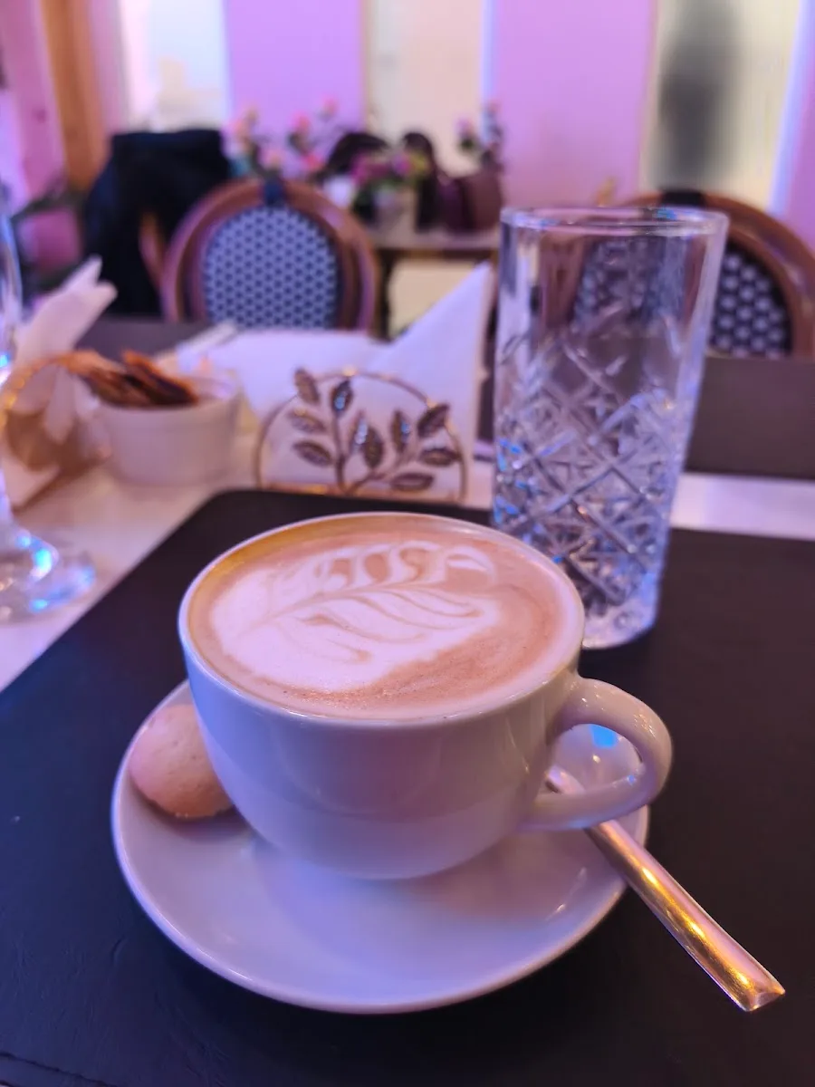 Capuchino con latte art de Café París