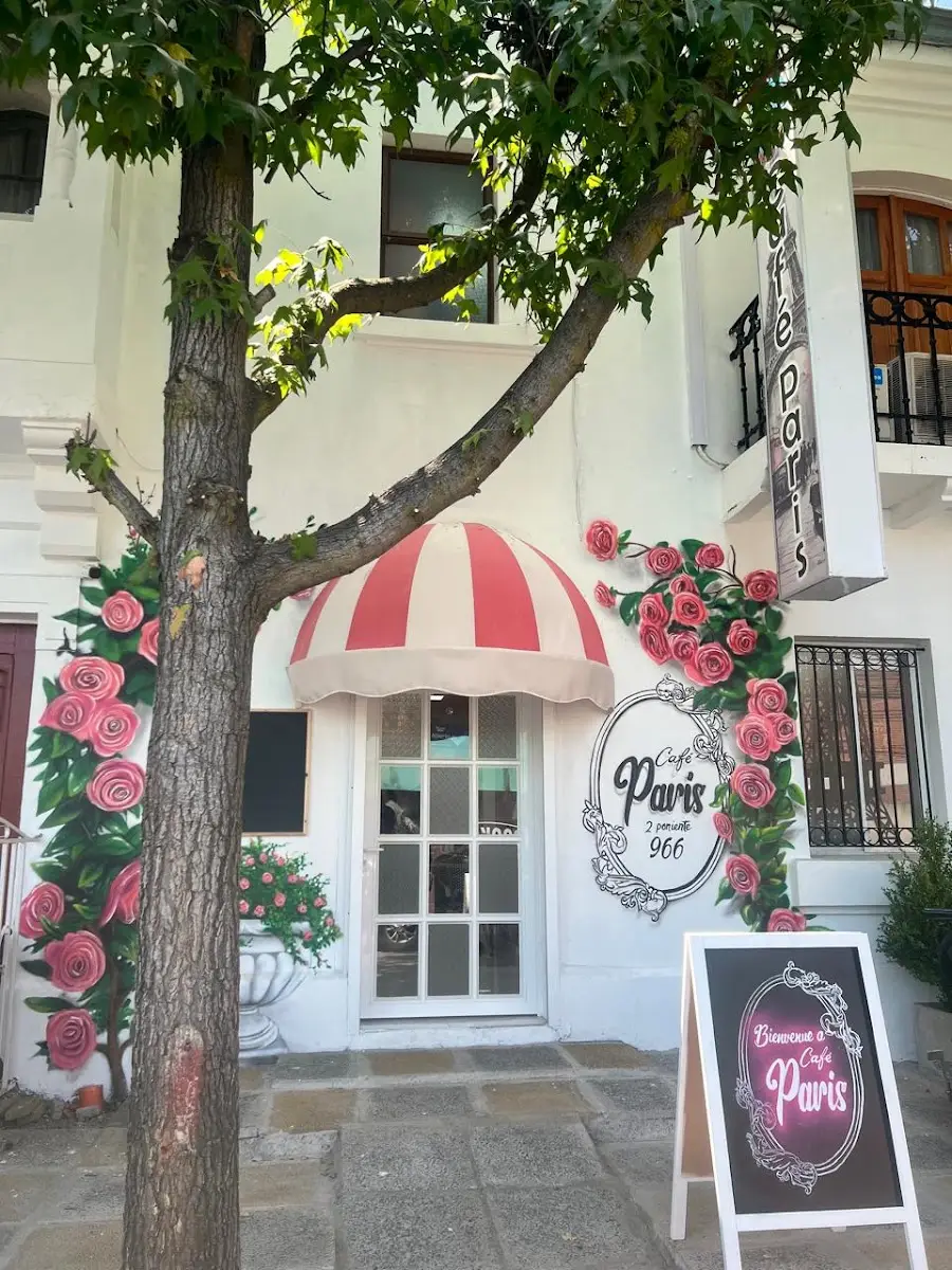 Fachada de Café París con toldo de rayas y rosas pintadas, 2 Poniente 966