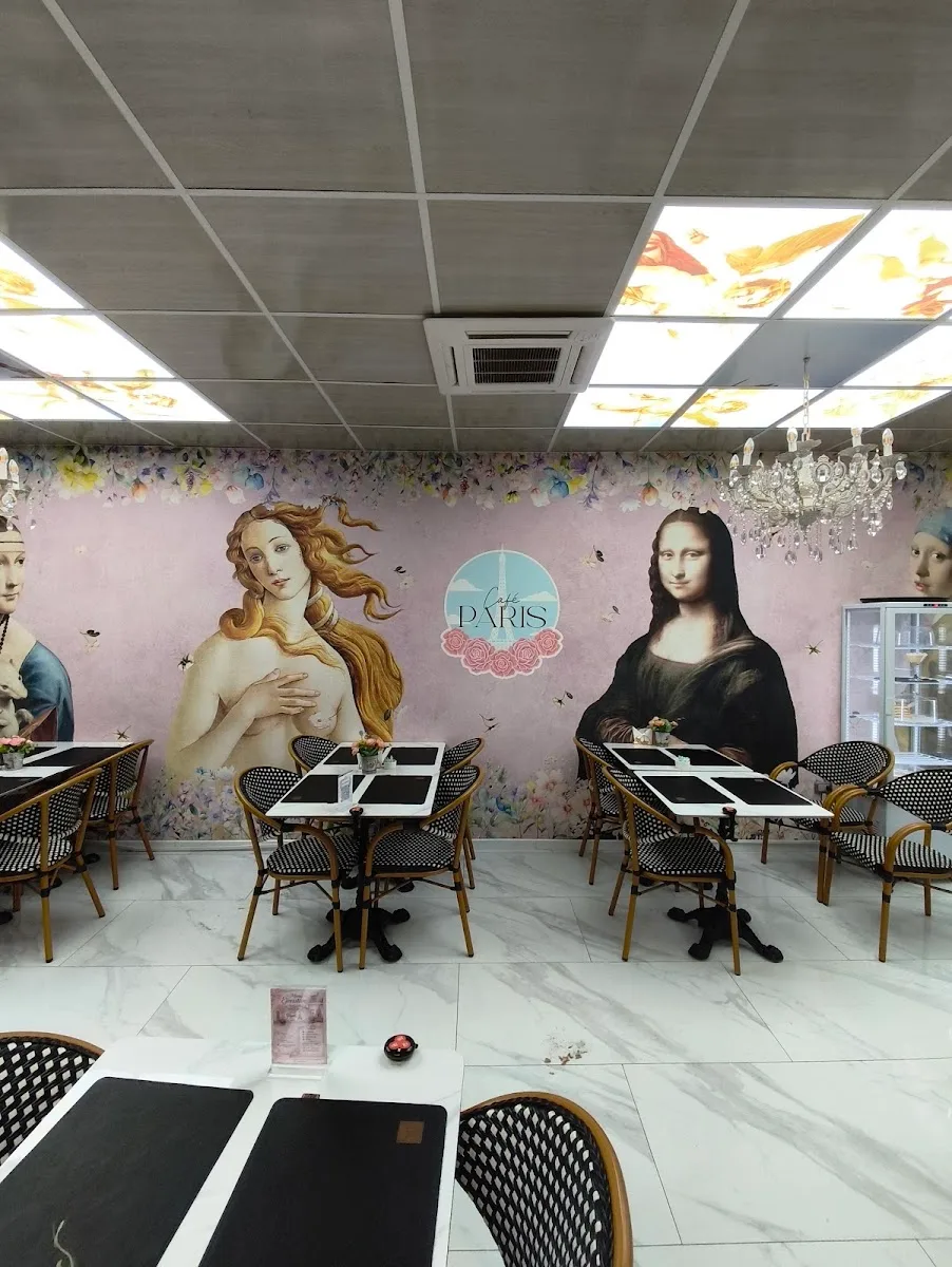 Salón de Café París con murales pintados a mano y mesas puestas, Talca