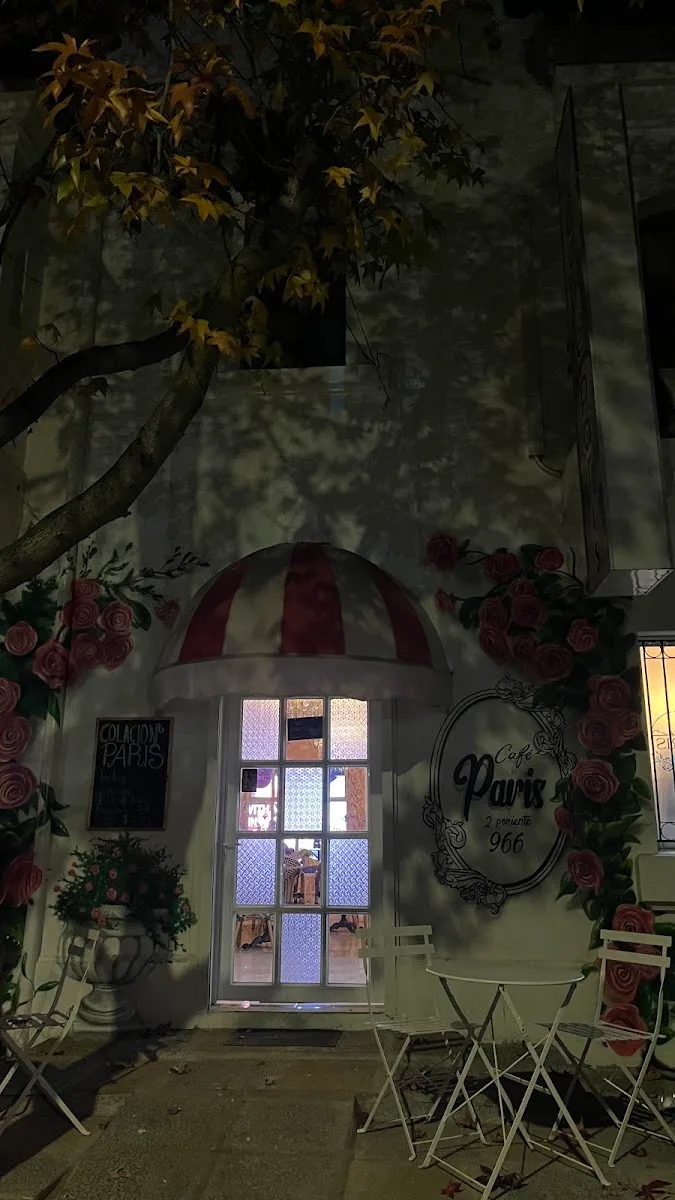 Fachada de Café París iluminada de noche