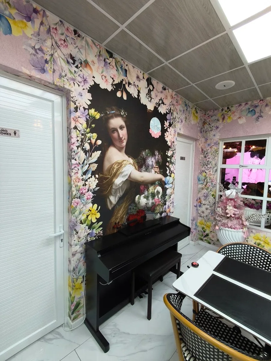 Piano y mural floral en el salón de Café París