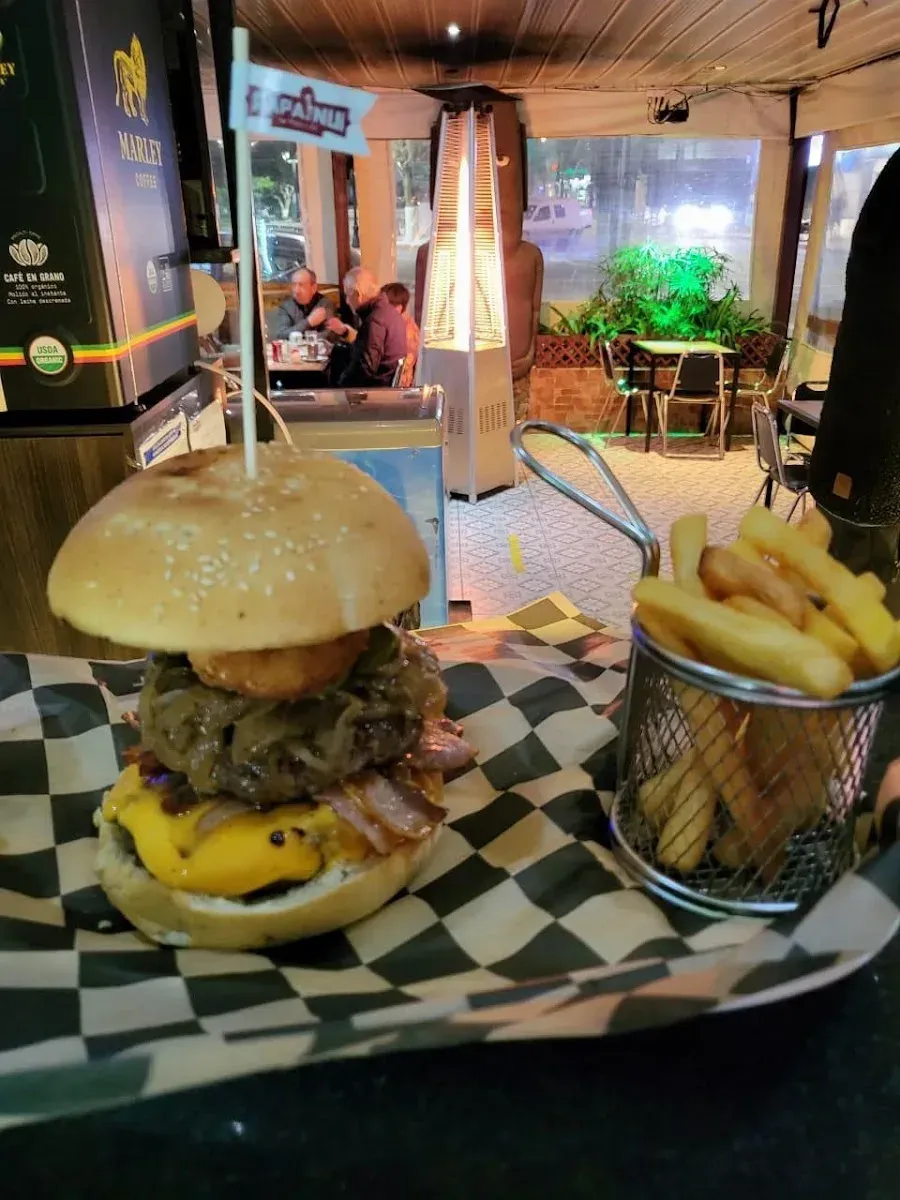 Burger premium con papas de Rapanuí Terraza Bar