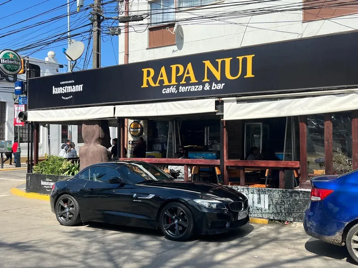 Fachada de Rapanuí Terraza Bar con toldo negro y letras doradas en calle Cruz, Constitución