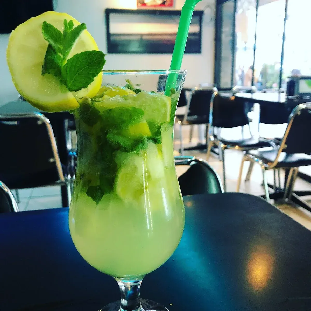 Mojito servido en la barra de Rapanuí