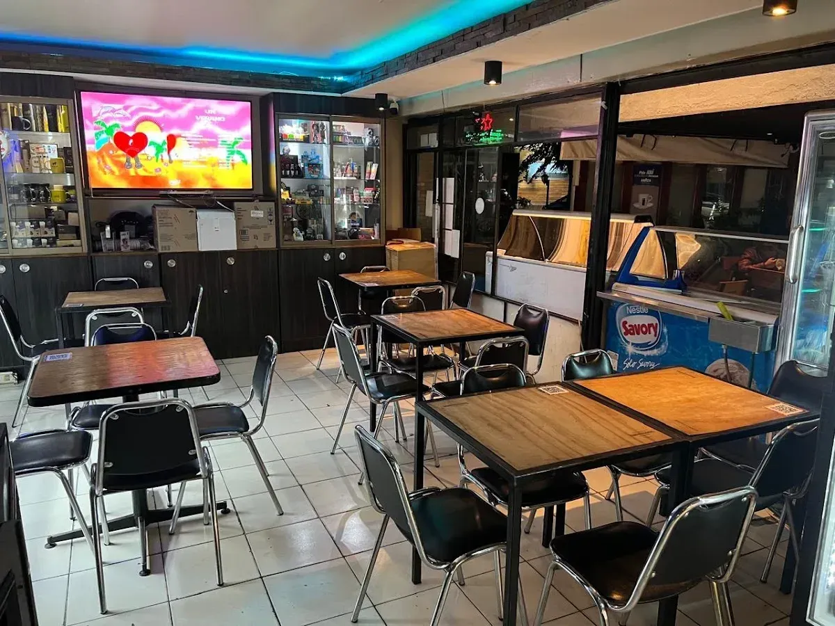 Salón interior con iluminación de Rapanuí Terraza Bar