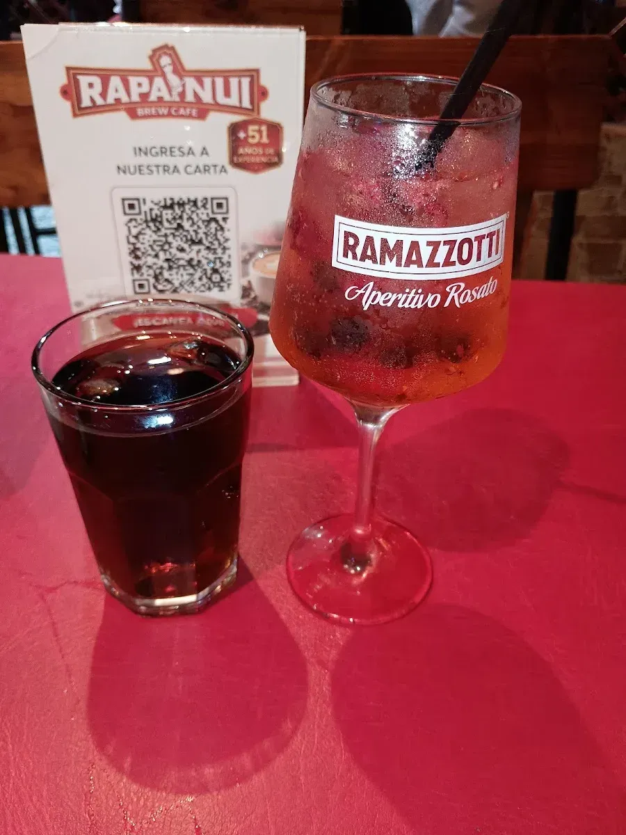 Spritz servido en copa en la terraza de Rapanuí