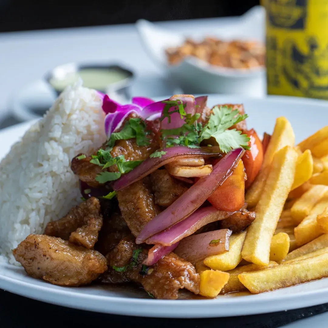 Lomo saltado con arroz y papas fritas, almuerzo peruano de Los Nogales