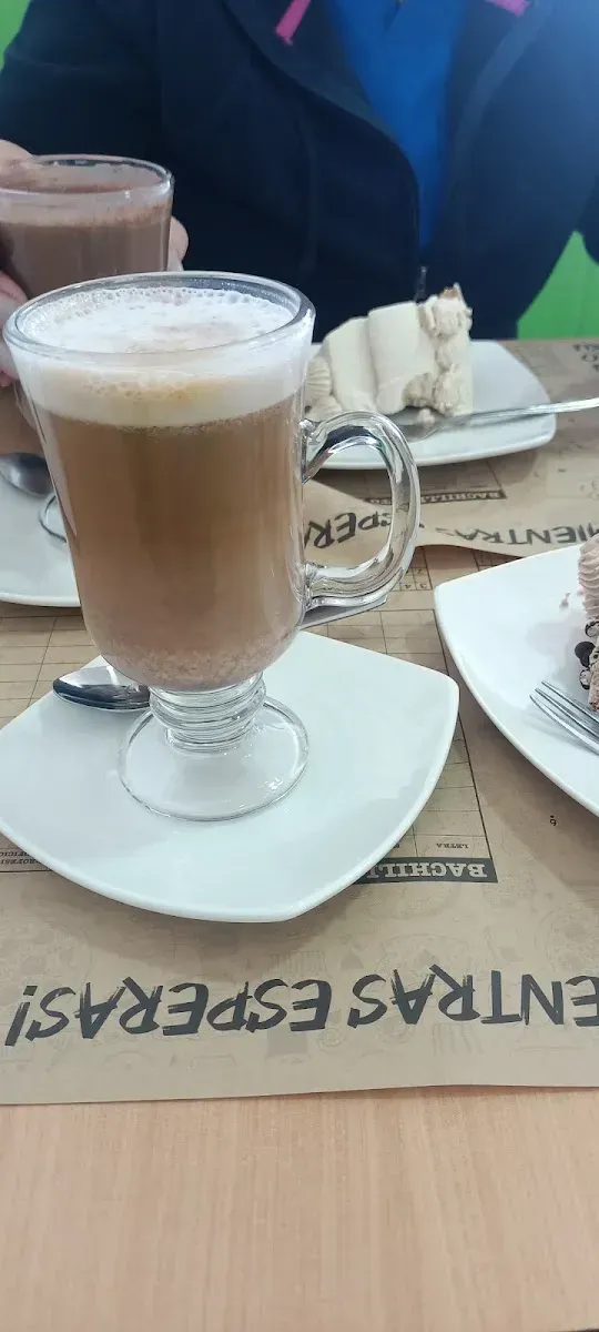 Vaso de café latte servido en Los Nogales