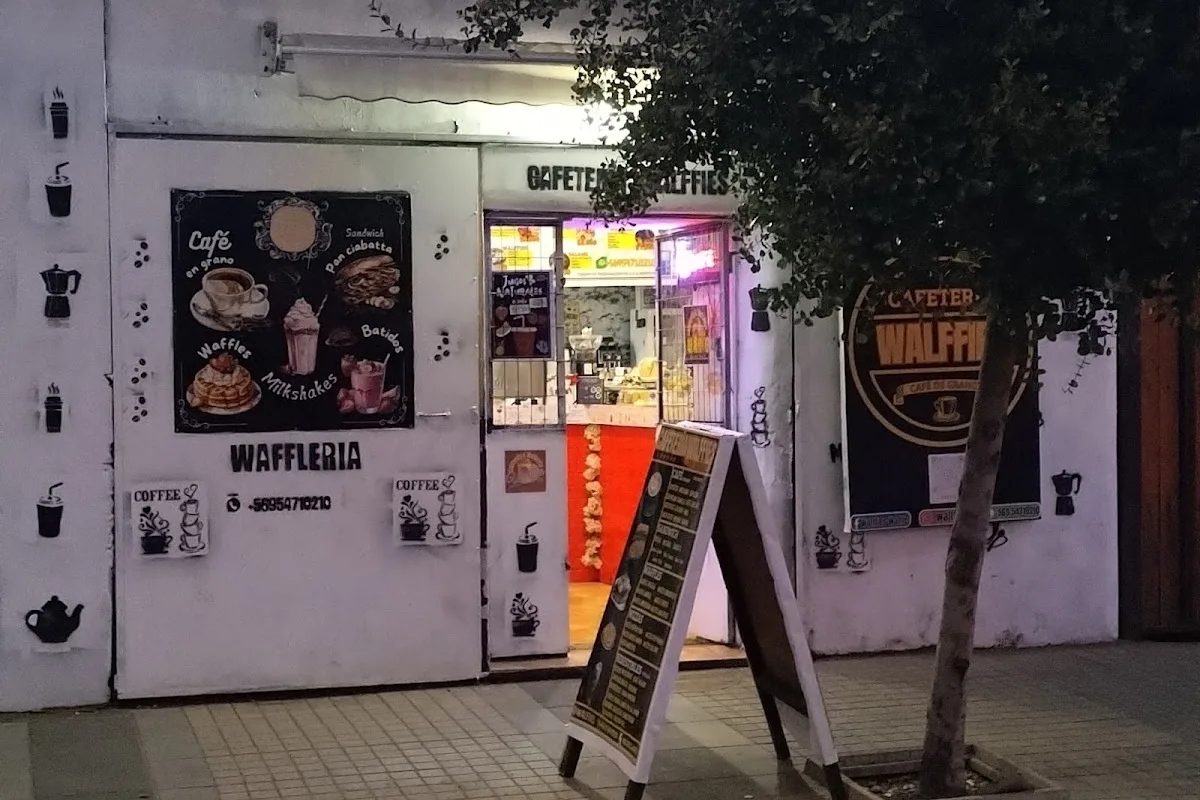 Fachada nocturna de Cafetería Walffies en Clodomiro Silva, San Clemente