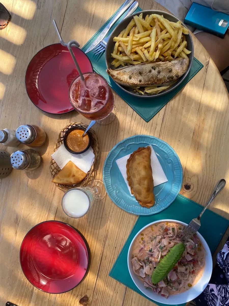 Tragos y picoteo sobre la mesa de la terraza de Calypso