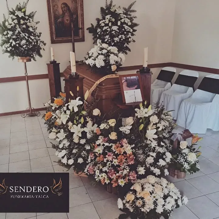 Sala de velación preparada con arreglos florales y velas
