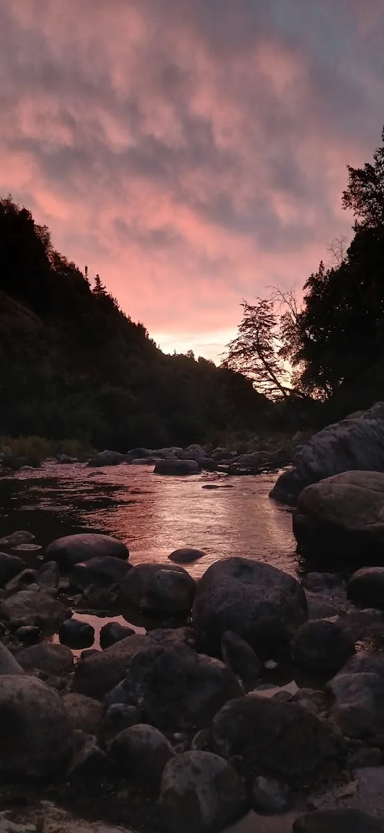 Atardecer sobre las rocas del río en el sector El Radal