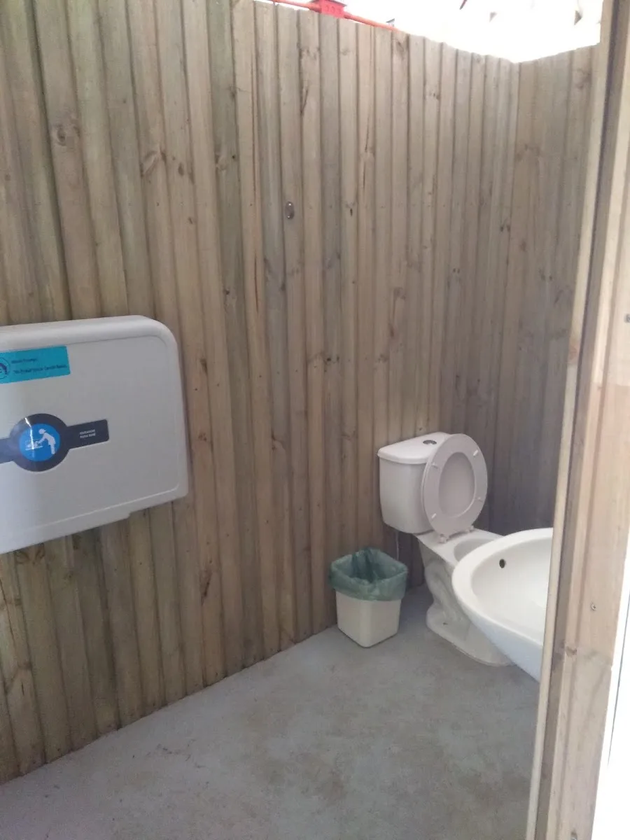 Baños y duchas con agua caliente del camping