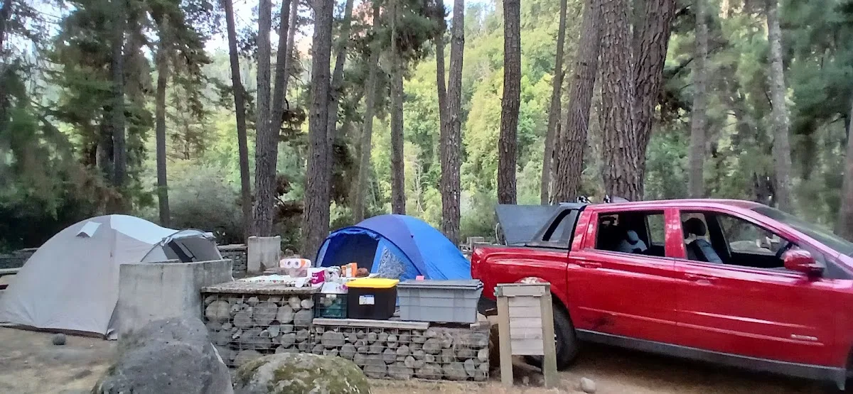 El río Claro bajando entre rocas junto al camping