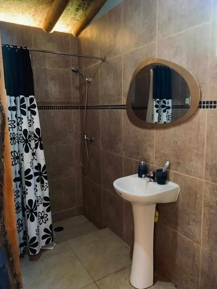Baño del camping, con ducha y lavamanos