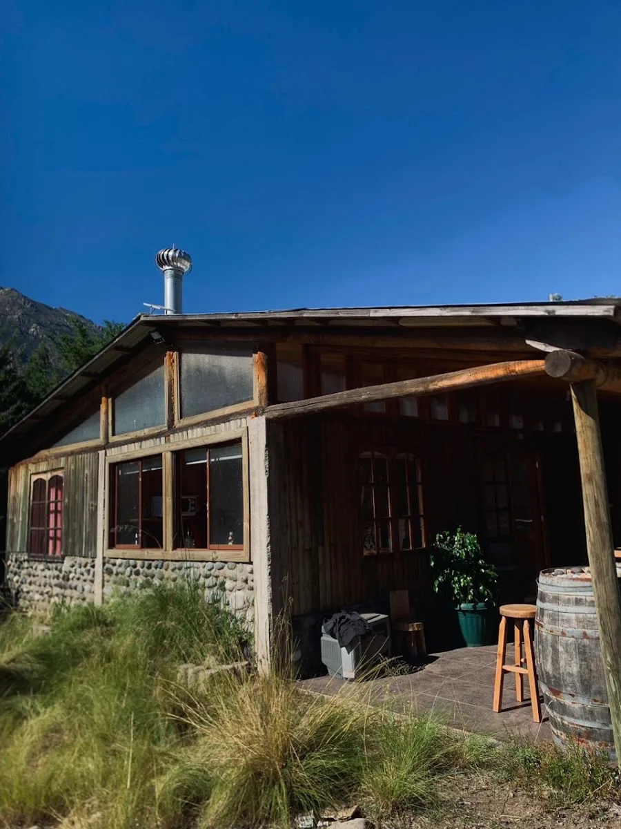 Fachada de la cabaña de madera del camping