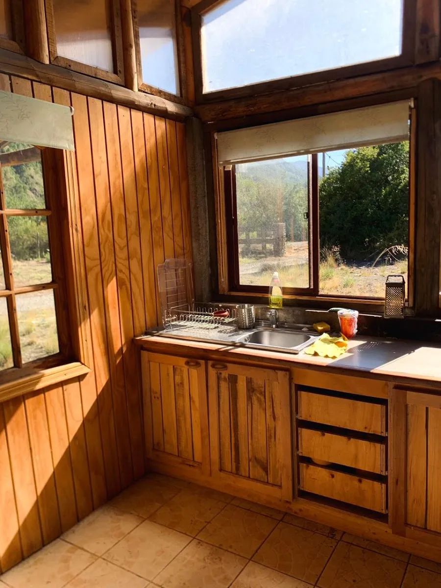 Cocina de madera de la cabaña, con ventana