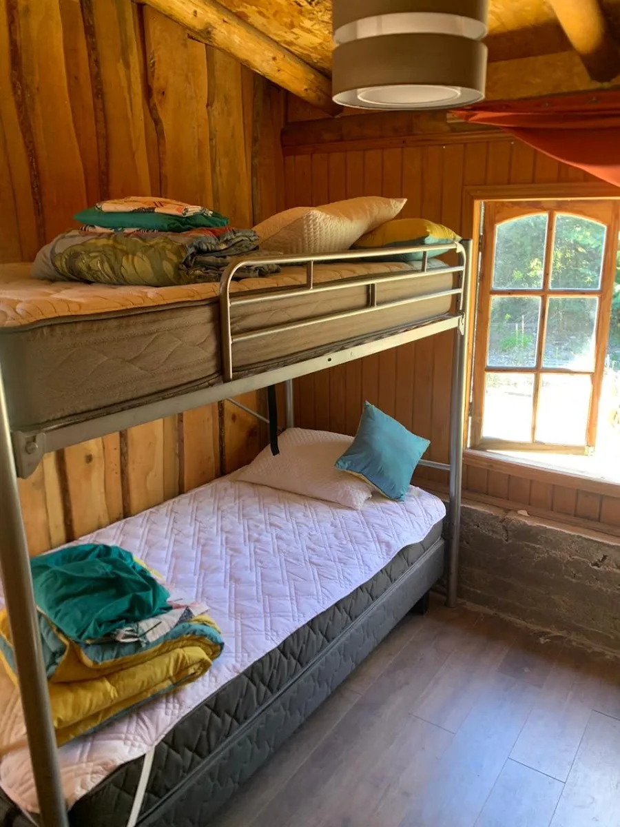 Dormitorio de la cabaña con literas de madera