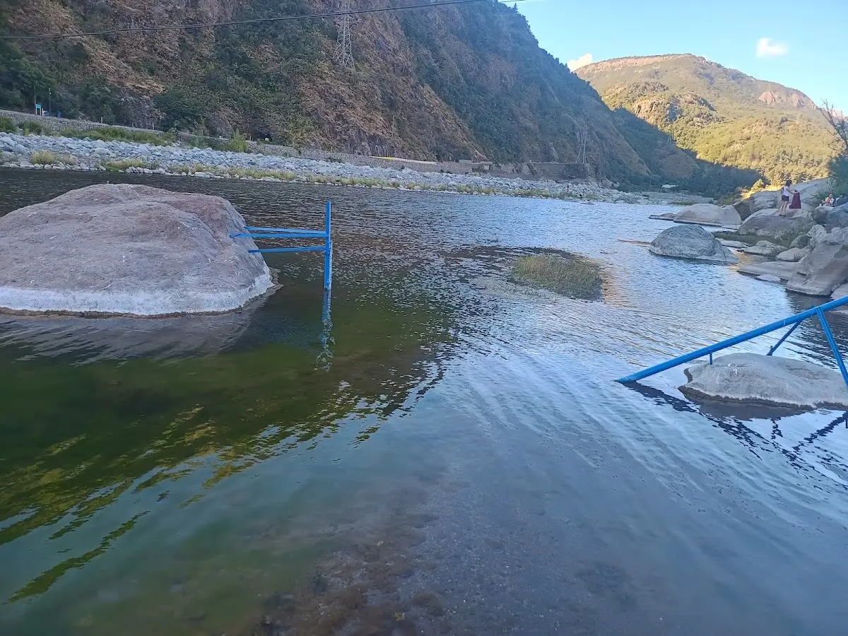 El río Maule a la altura del Camping El Carro, con la precordillera de fondo