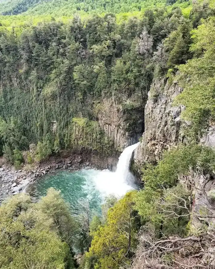 Cascada y pozón turquesa del río Claro junto al Camping Los Castaños