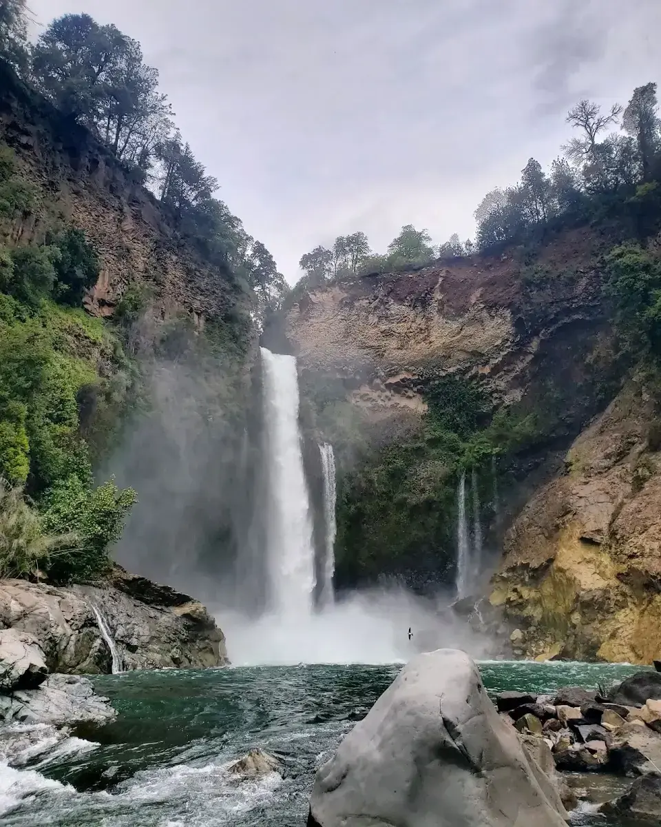 Pozón de agua turquesa entre las rocas del río Claro