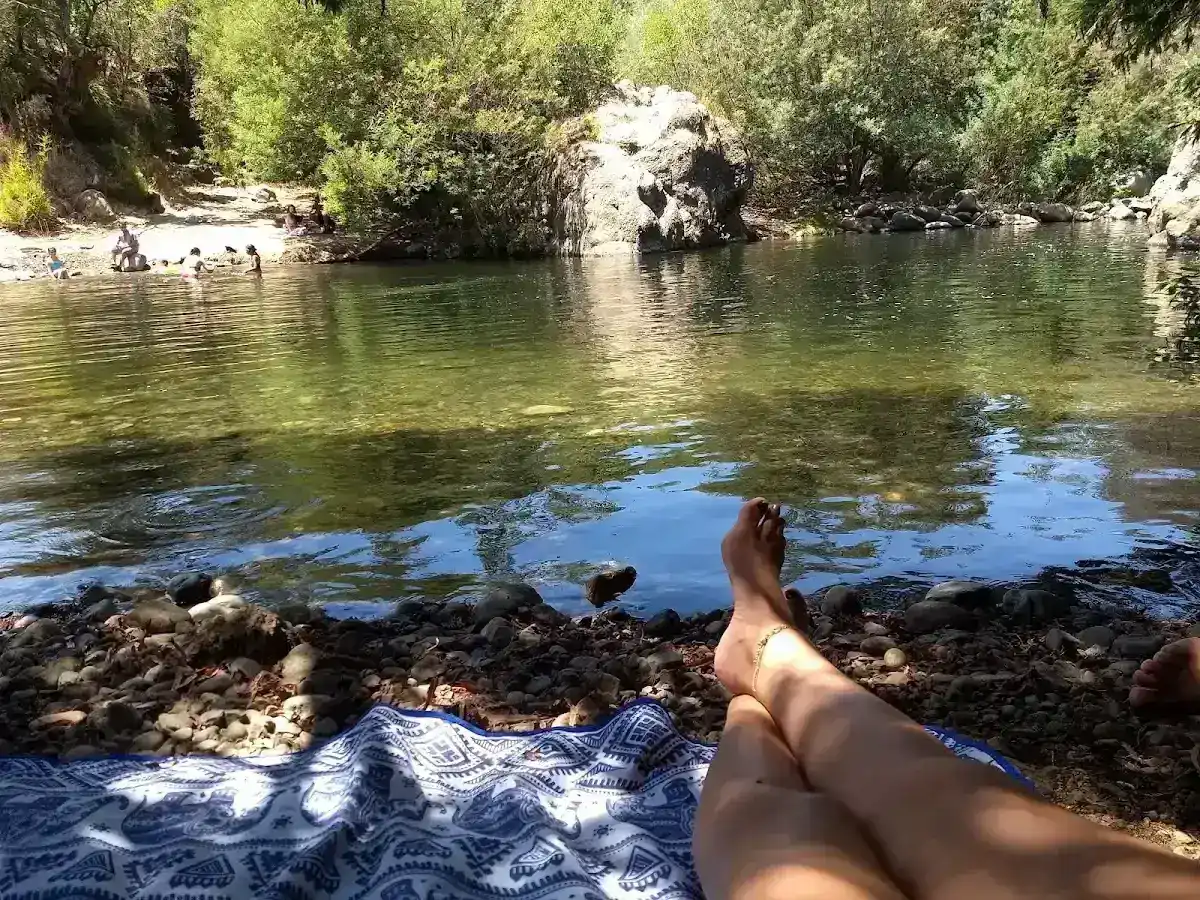 Persona nadando en el río que cruza el camping