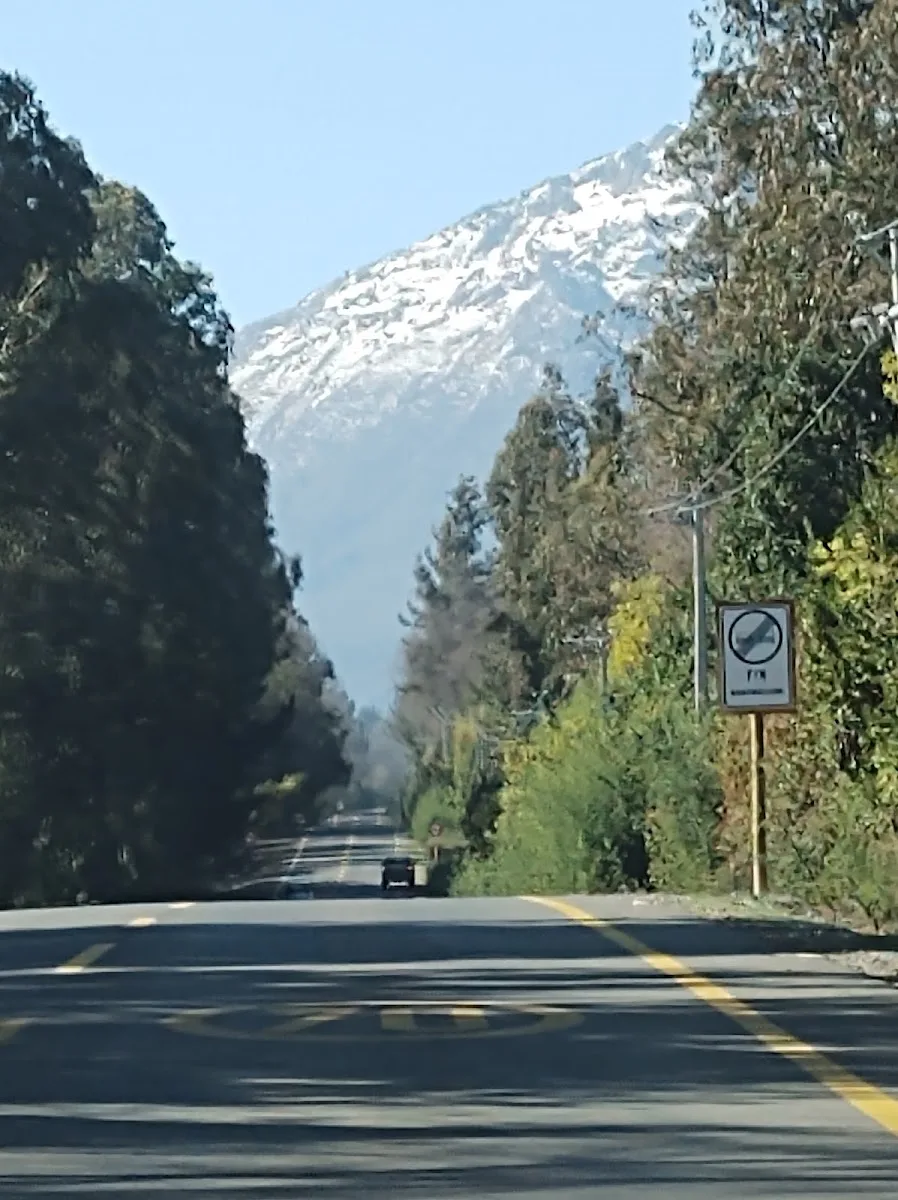 Camino de tierra de acceso al camping