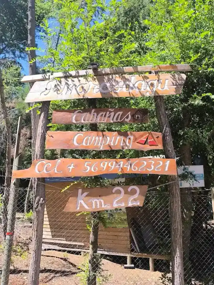 Letrero pintado a mano de Jemaresdagu en la entrada del camping, km 22