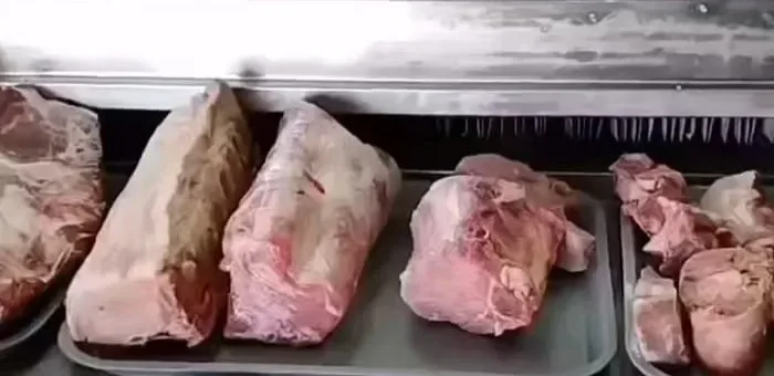 Vitrina refrigerada de Carnes Bravo con bandejas de cortes de vacuno frescos