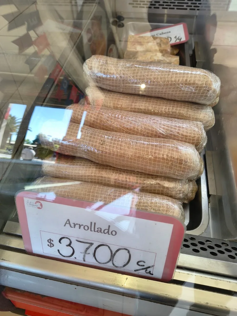 Arrollados en la vitrina de La Chepita con cartel de $3.700