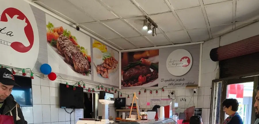 Muro de La Chepita con su logo y fotos de platos de carne
