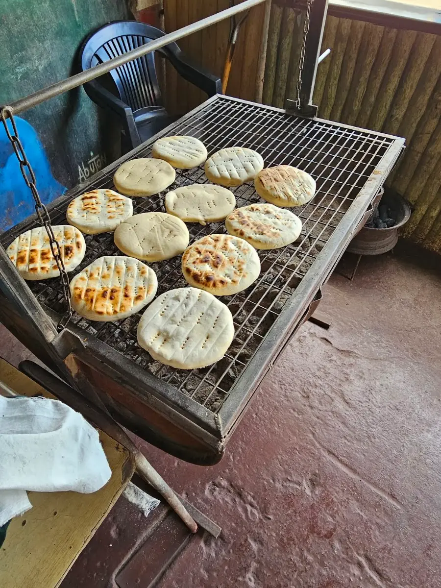 Pan amasado dorándose en la parrilla del carro