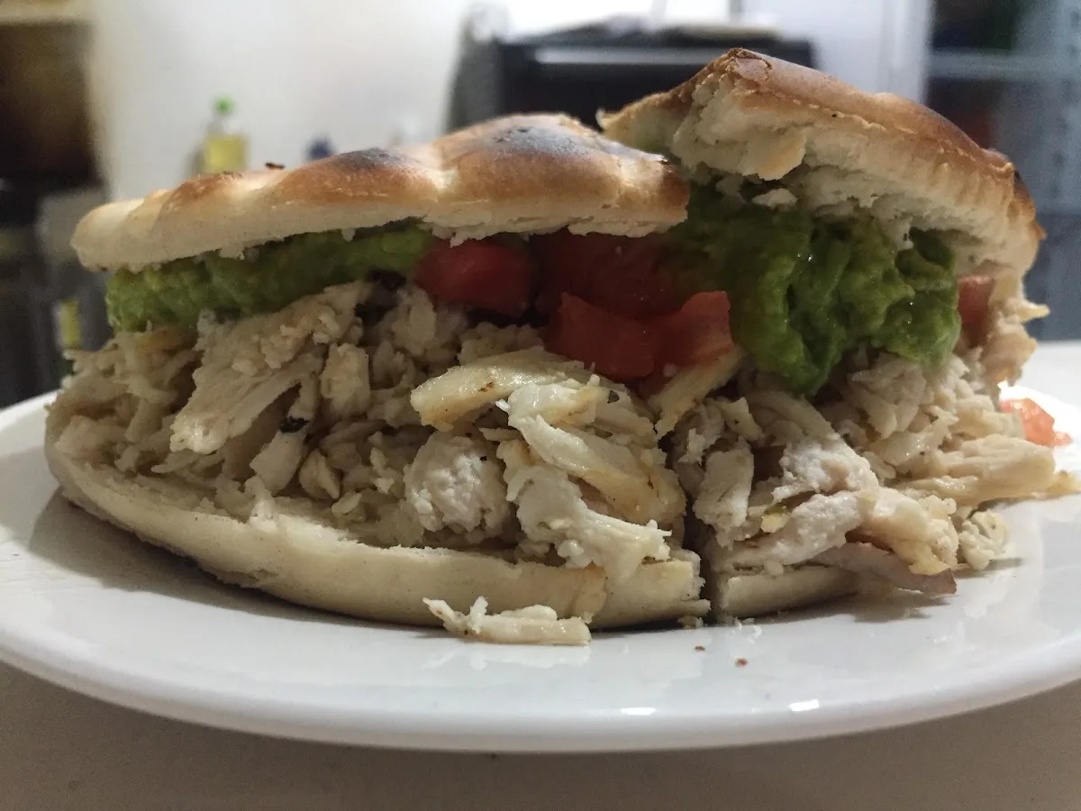 Churrasco con palta y tomate recién armado