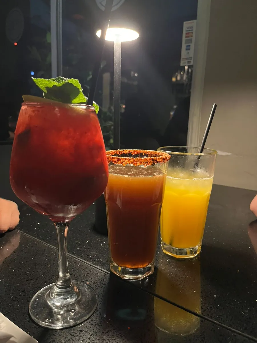 Copas y jugos en la mesa de Casa Alameda de noche