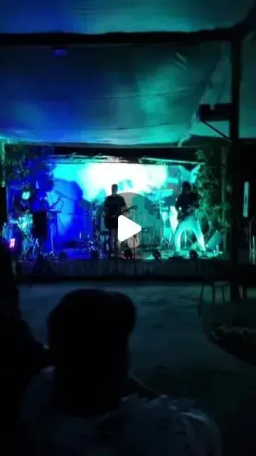 Escenario de la terraza de Casa Café Teno iluminado antes del show