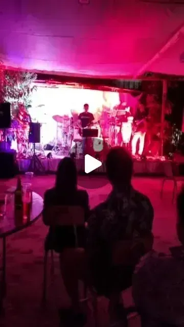 Banda tocando en el escenario techado de la terraza de Casa Café Teno