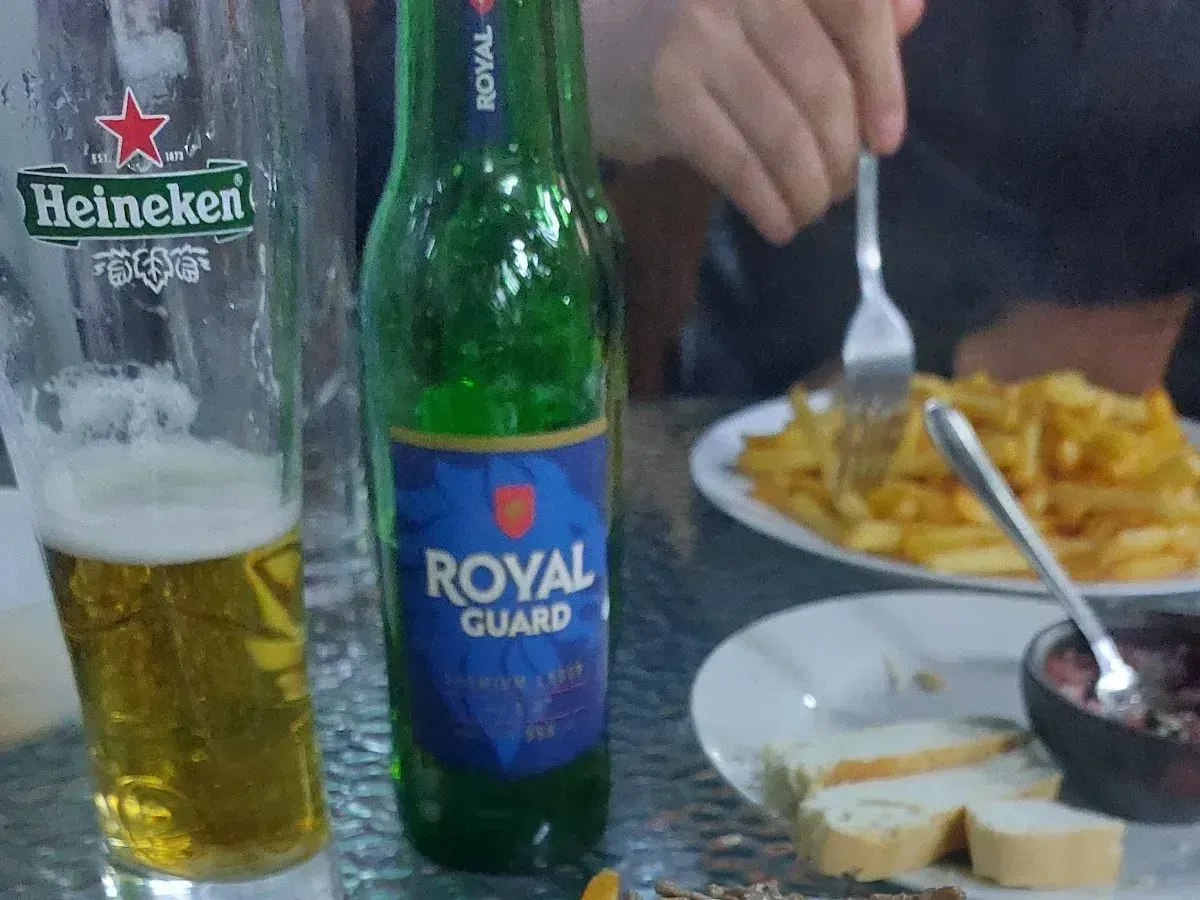 Mesa de terraza en Casa Café Teno con shop, papas rústicas y pebre