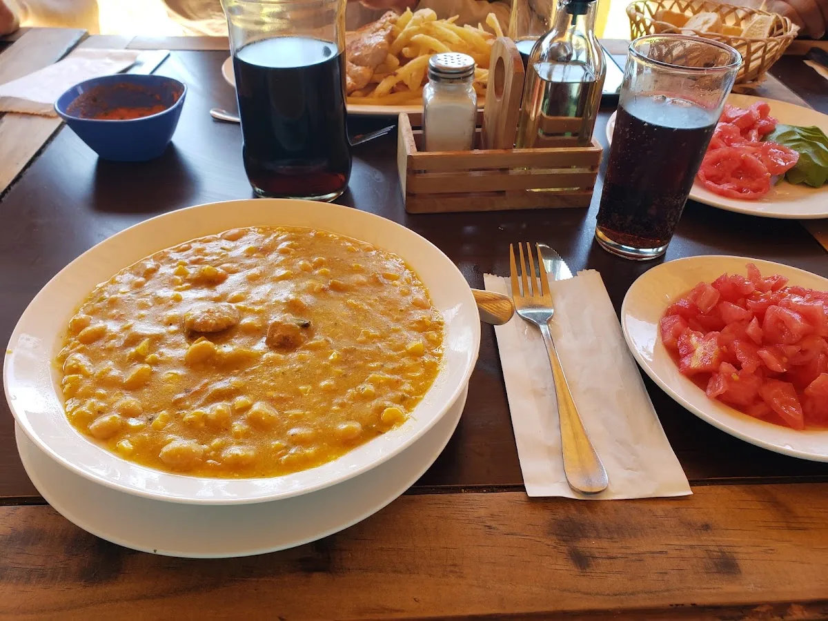 Porotos y ensalada — plato de Casa de Campo, San Clemente