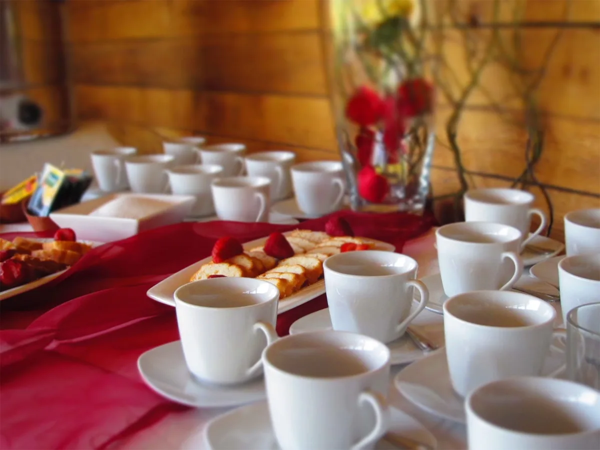 Coffee break servido en bandeja con tacitas
